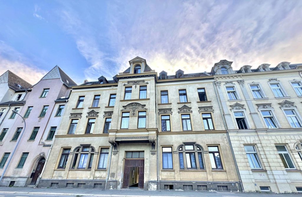 Immobilienangebot - Werdau - Alle - 8,6 % Rendite - Vollvermietetes, aufgeteiltes Mehrfamilienhaus mit Garagen in Werdau