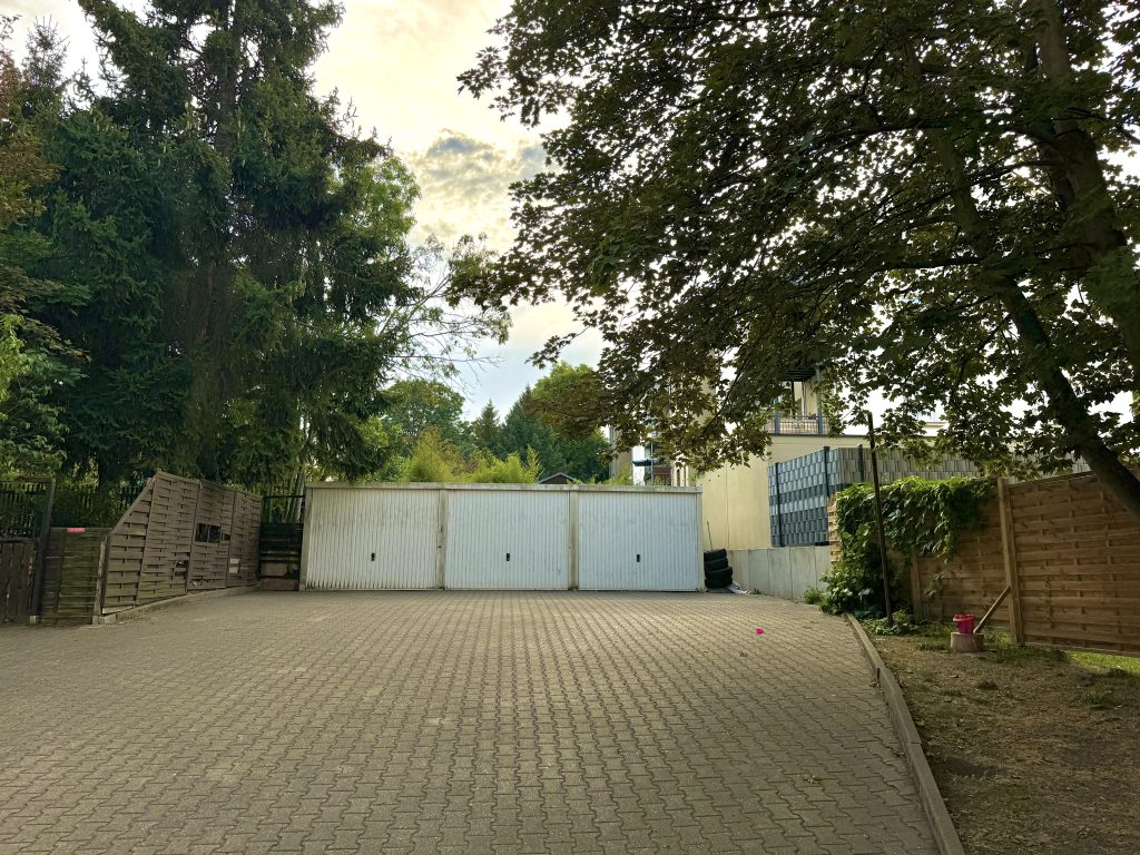 Immobilienangebot - Werdau - Alle - 8,6 % Rendite - Vollvermietetes, aufgeteiltes Mehrfamilienhaus mit Garagen in Werdau
