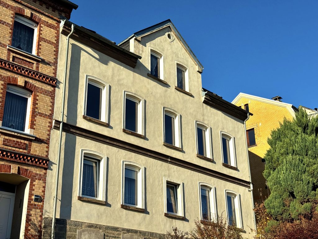 Immobilienangebot - Greiz - Alle - Weitblick und Entwicklungspotenzial - Mehrfamilienhaus mit drei Wohneinheiten und großem Garten