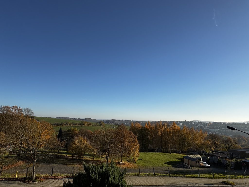 Immobilienangebot - Greiz - Alle - Weitblick und Entwicklungspotenzial - Mehrfamilienhaus mit drei Wohneinheiten und großem Garten