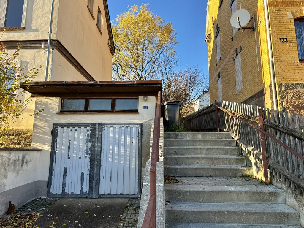 Immobilienangebot - Greiz - Alle - Weitblick und Entwicklungspotenzial - Mehrfamilienhaus mit drei Wohneinheiten und großem Garten