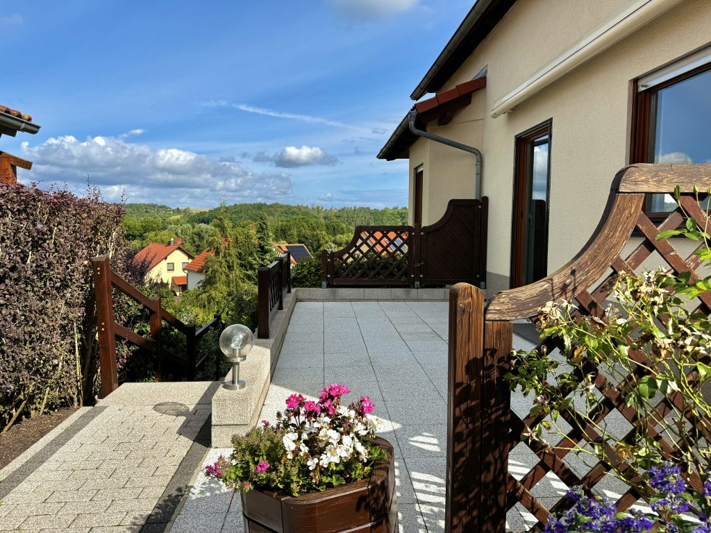Immobilienangebot - Gera - Alle - Einfamilienhaus mit traumhaftem Blick, gemütlichem Garten in ruhiger Lage in den Westvororten Geras