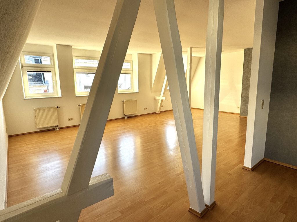 Immobilienangebot - Gera - Alle - Großzügige Dachgeschosswohnung mit Einbauküche & Garage und Gäste-WC im Zentrum Geras