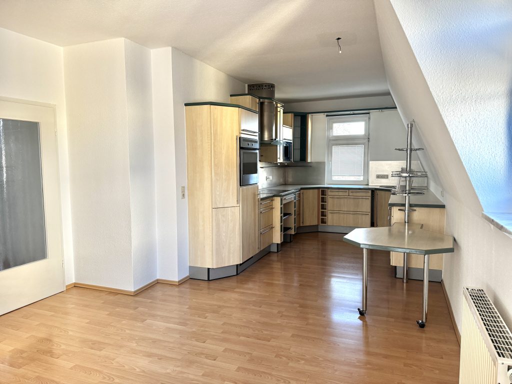 Immobilienangebot - Gera - Alle - Großzügige Dachgeschosswohnung mit Einbauküche & Garage und Gäste-WC im Zentrum Geras