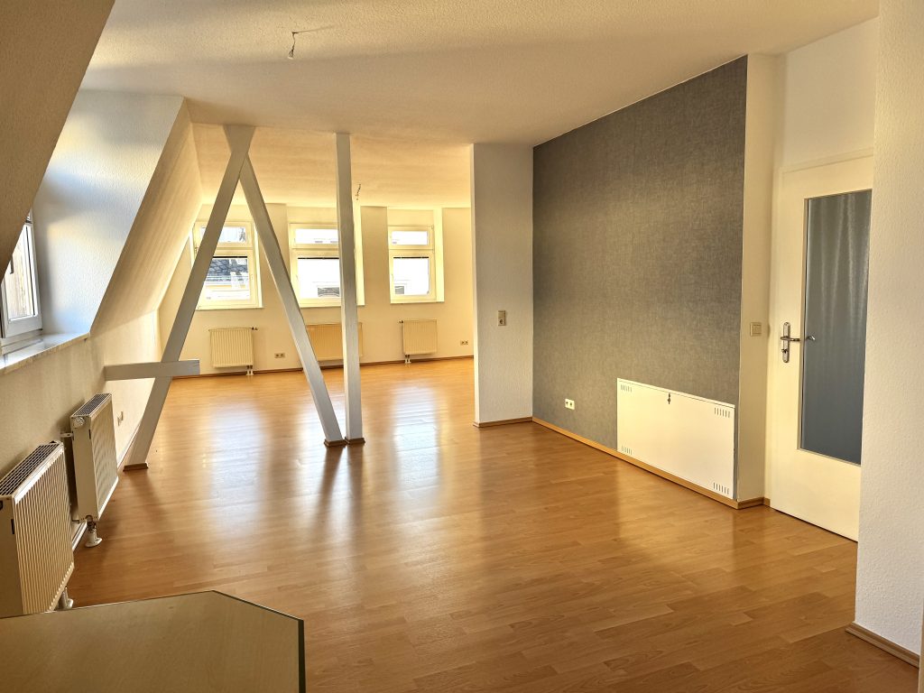 Immobilienangebot - Gera - Alle - Großzügige Dachgeschosswohnung mit Einbauküche & Garage und Gäste-WC im Zentrum Geras