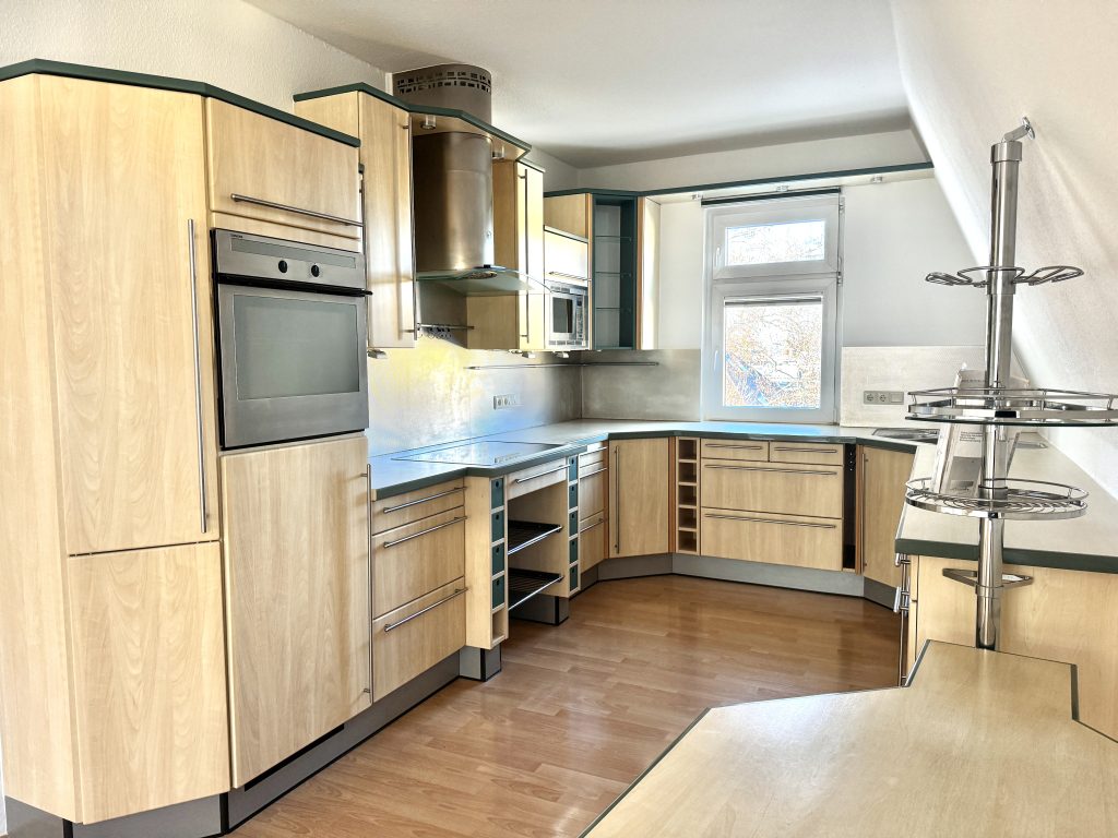 Immobilienangebot - Gera - Alle - Großzügige Dachgeschosswohnung mit Einbauküche & Garage und Gäste-WC im Zentrum Geras