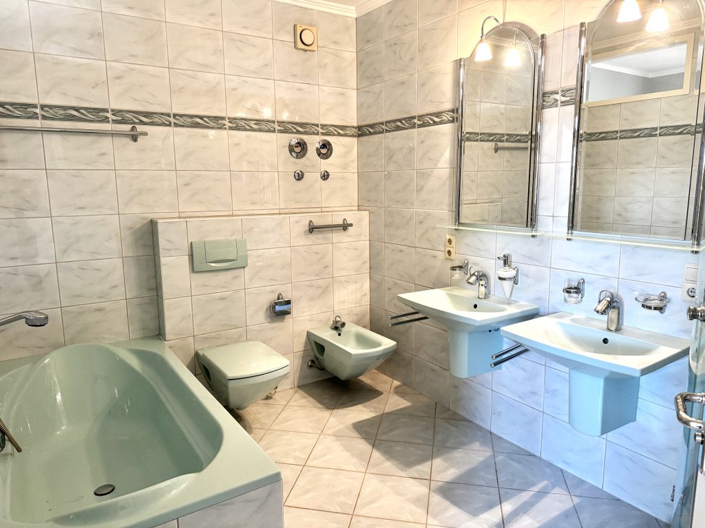 Immobilienangebot - Gera - Alle - Großzügige Dachgeschosswohnung mit Einbauküche & Garage und Gäste-WC im Zentrum Geras