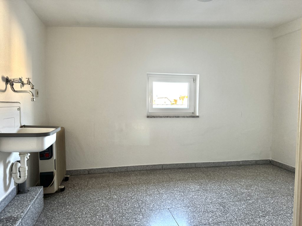 Immobilienangebot - Gera - Alle - Großzügige Dachgeschosswohnung mit Einbauküche & Garage und Gäste-WC im Zentrum Geras