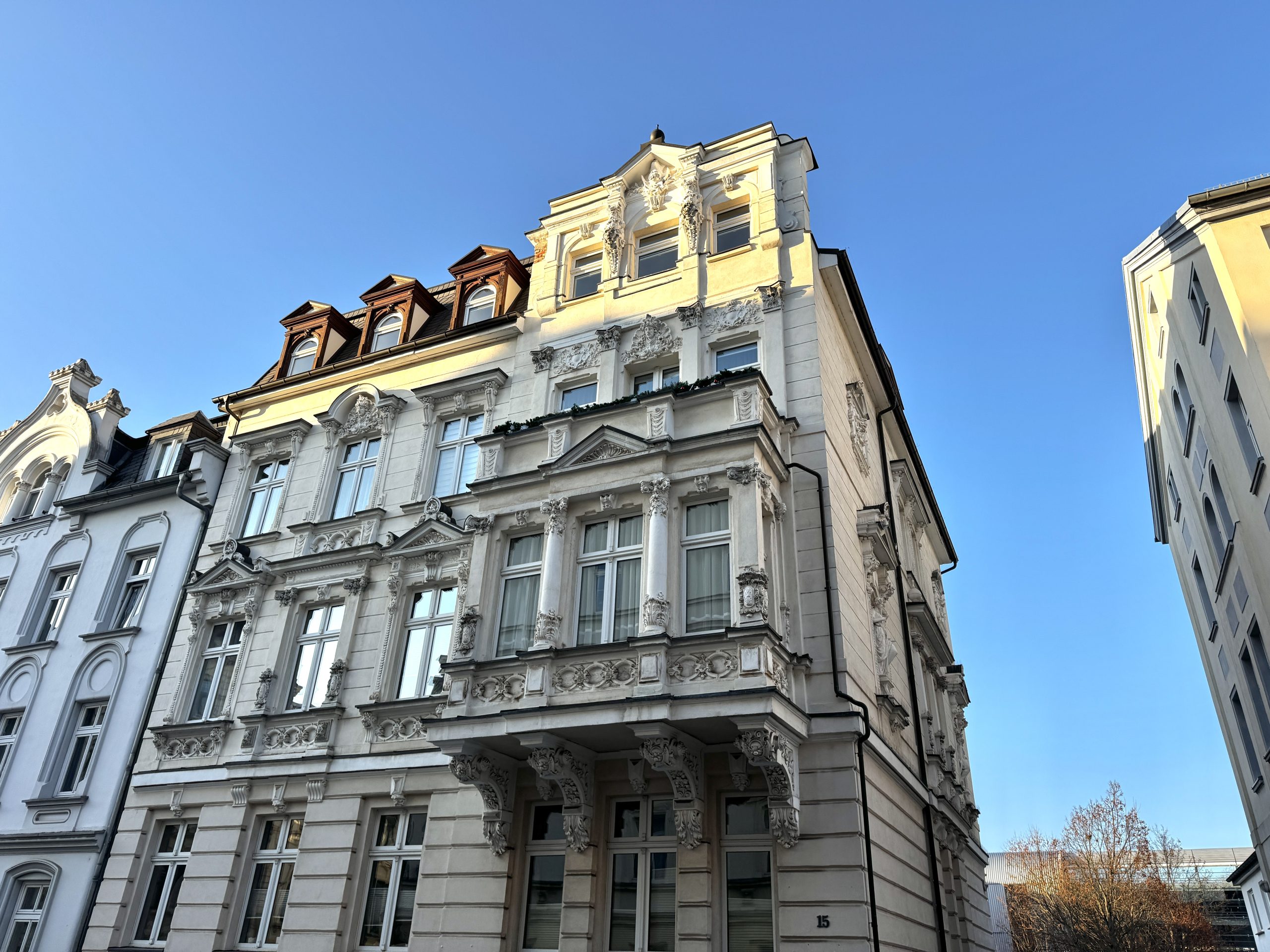 Immobilienangebot - Gera - Alle - Großzügige Dachgeschosswohnung mit Einbauküche & Garage und Gäste-WC im Zentrum Geras