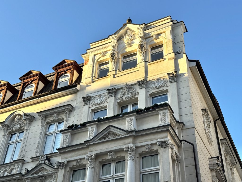 Immobilienangebot - Gera - Alle - Großzügige Dachgeschosswohnung mit Einbauküche & Garage und Gäste-WC im Zentrum Geras