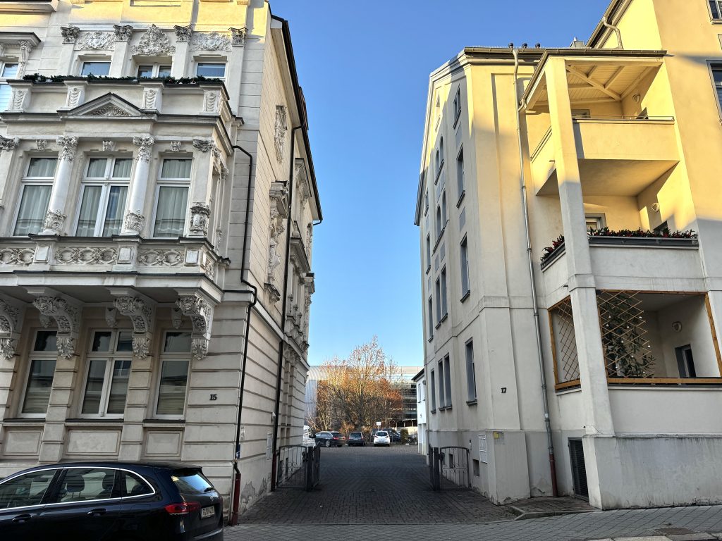 Immobilienangebot - Gera - Alle - Großzügige Dachgeschosswohnung mit Einbauküche & Garage und Gäste-WC im Zentrum Geras