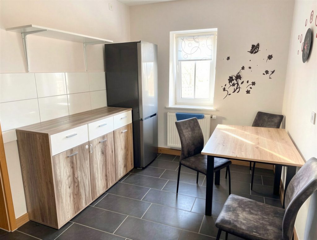 Immobilienangebot - Weida - Alle - Helle 4-Zimmer-Wohnung im DG mit modernem Bad und Stellplatz in attraktiver Lage von Weida