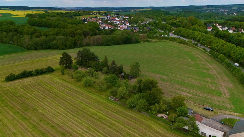Immobilienangebot - Weida - Grundstücke - Freizeitparadies mit Bungalow & Sonnenterrasse, Streuobstwiese und verpachteter Ackerfläche
