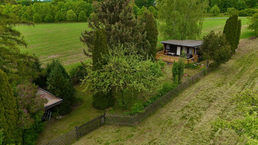 Immobilienangebot - Weida - Grundstücke - Freizeitparadies mit Bungalow & Sonnenterrasse, Streuobstwiese und verpachteter Ackerfläche