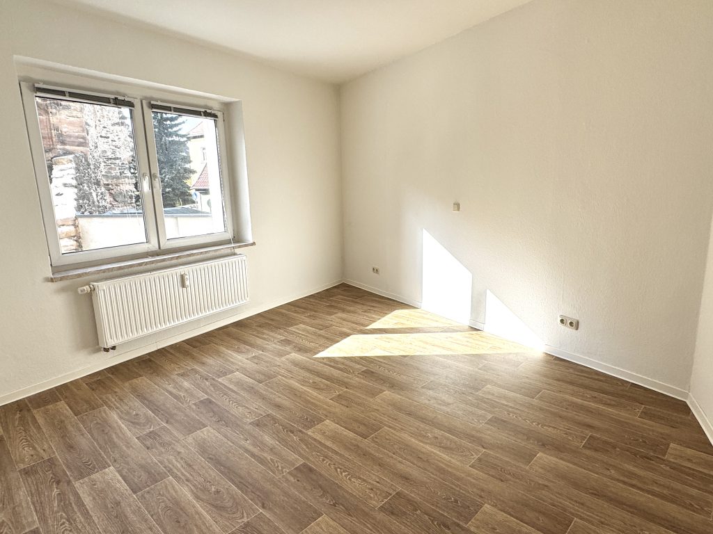Immobilienangebot - Weida - Alle - Helle 2-Zimmerwohnung mit Einbauküche und Tageslichtbad am Markt in Weida