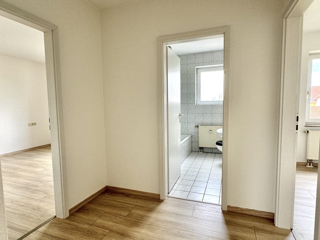 Immobilienangebot - Gera - Alle - Helle 3-Zimmer-Wohnung mit Balkon in ruhiger, grüner Wohnlage – frisch renoviert & sofort bezugsfrei