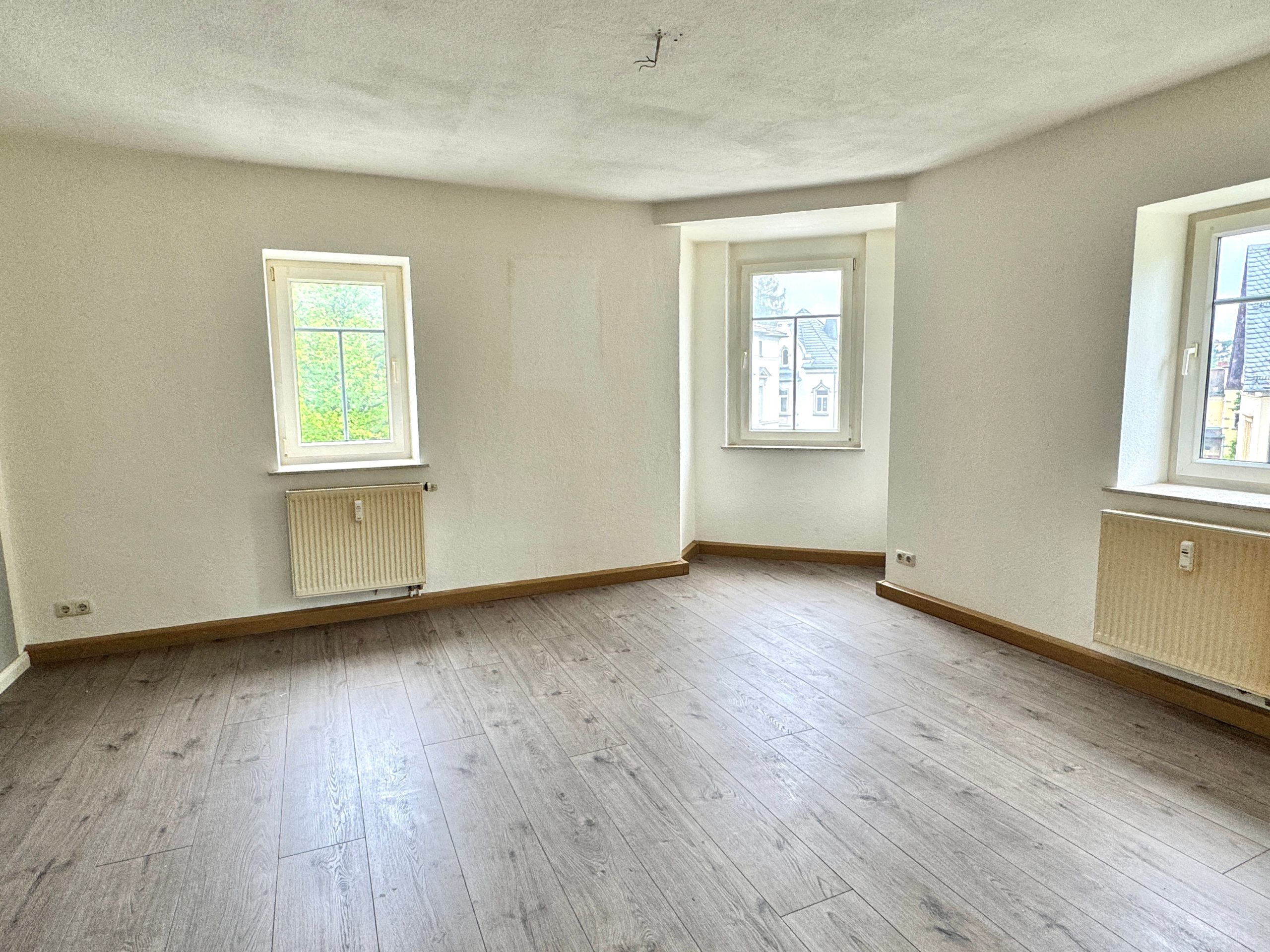 Immobilienangebot - Weida - Alle - Helle 4-Zimmer-Wohnung im DG mit modernem Bad und Stellplatz in attraktiver Lage von Weida