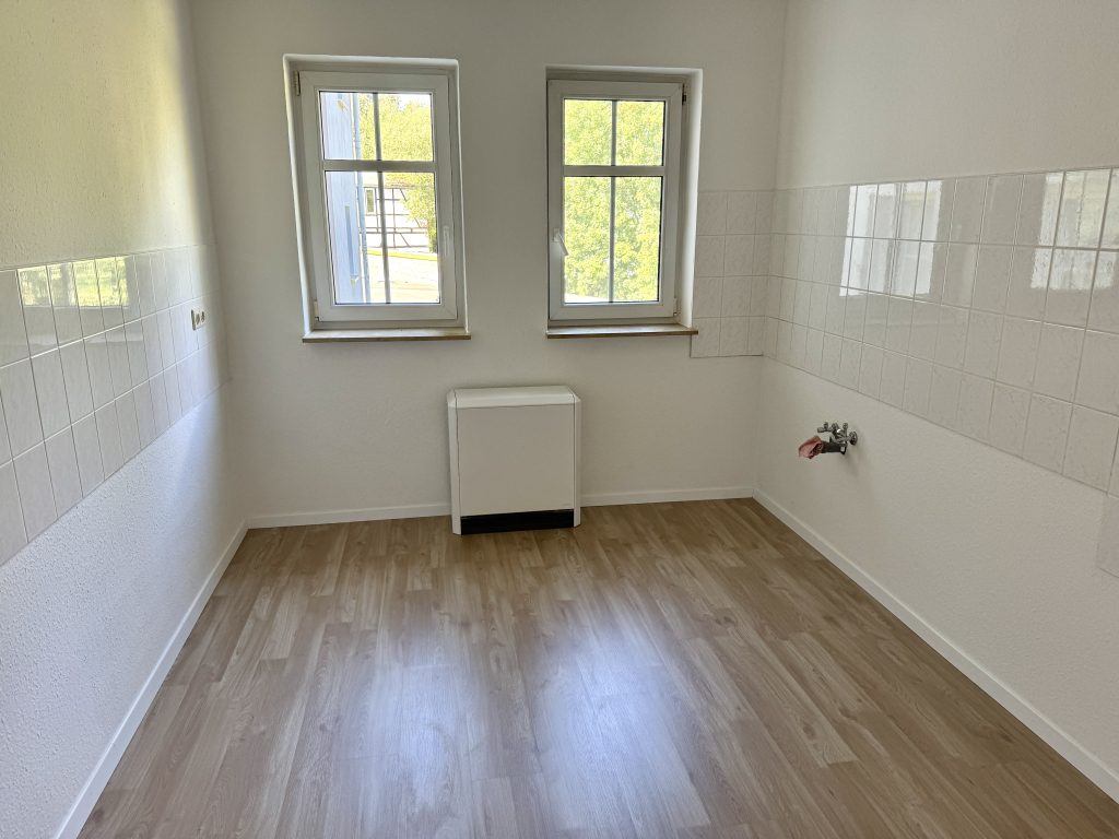 Immobilienangebot - Weida - Alle - Helle 2-Zimmer-Wohnung mit Balkon und Stellplatz in ruhiger Lage Weidas