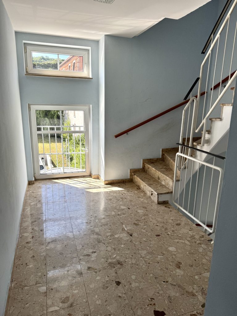 Immobilienangebot - Weida - Alle - Helle 2-Zimmer-Wohnung mit Balkon und Stellplatz in ruhiger Lage Weidas