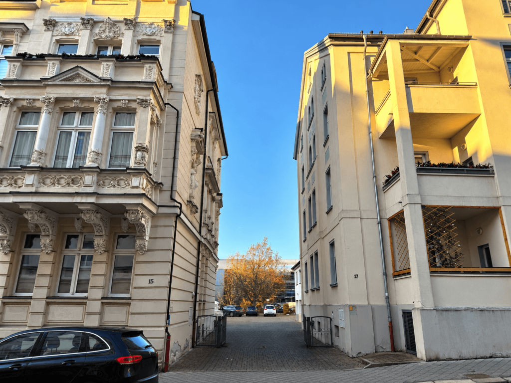 Immobilienangebot - Gera - Alle - Großzügige 3-Zimmer-Wohnung mit Garage/Außenstellplatz in einem charmanten Altbau im Zentrum Geras