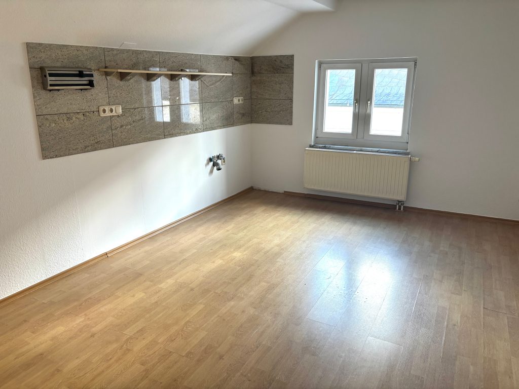 Immobilienangebot - Gera - Alle - Großzügige 3-Zimmer-Wohnung mit Garage/Außenstellplatz in einem charmanten Altbau im Zentrum Geras