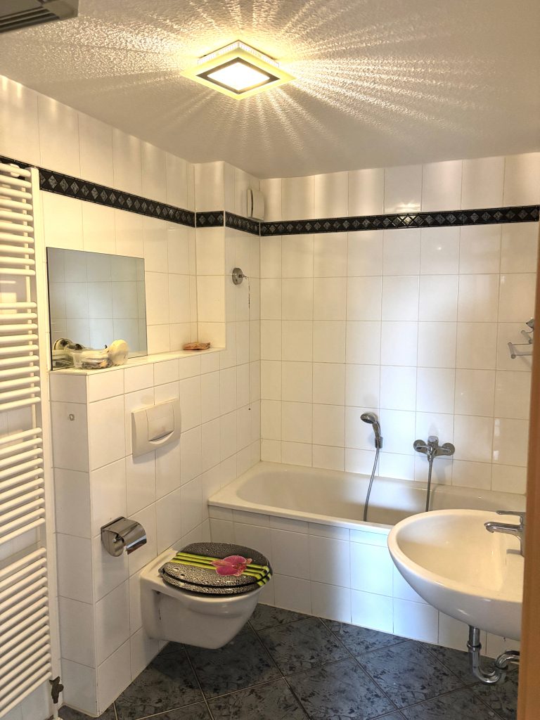 Immobilienangebot - Gera - Alle - Großzügige 3-Zimmer-Wohnung mit Garage/Außenstellplatz in einem charmanten Altbau im Zentrum Geras