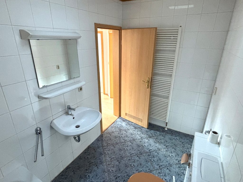 Immobilienangebot - Gera - Alle - Ruhiges Wohnen im Zentrum Geras: 3-Zimmer-Wohnung mit Tageslichtbad und Garage / Außenstellplatz