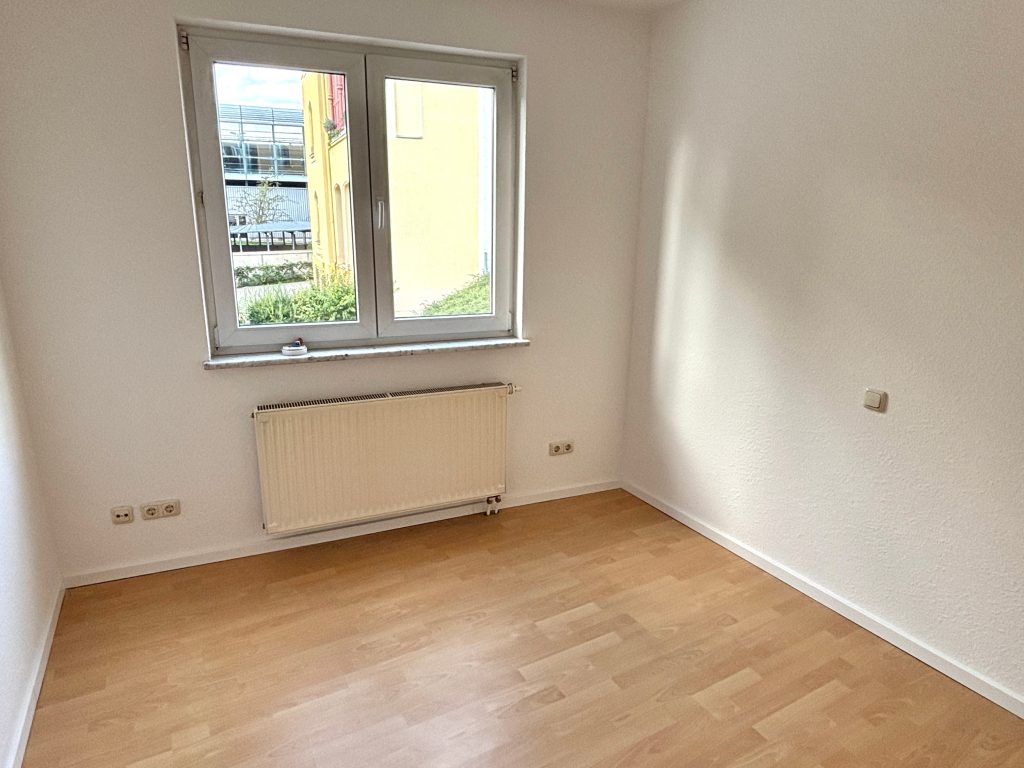 Immobilienangebot - Gera - Alle - Ruhiges Wohnen im Zentrum Geras: 3-Zimmer-Wohnung mit Tageslichtbad und Garage / Außenstellplatz