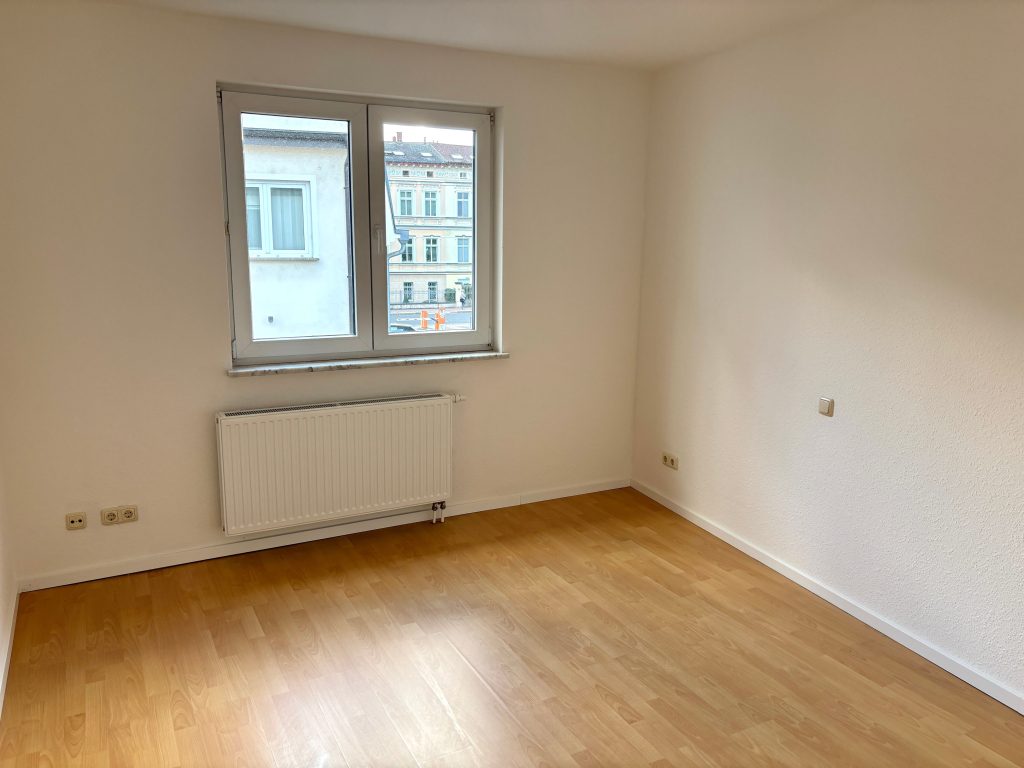Immobilienangebot - Gera - Alle - Ruhiges Wohnen im Zentrum Geras: 3-Zimmer-Wohnung mit Tageslichtbad und Garage / Außenstellplatz