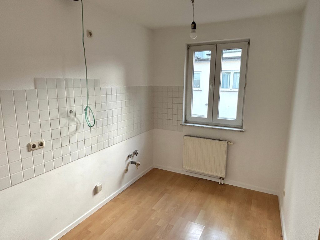 Immobilienangebot - Gera - Alle - Ruhiges Wohnen im Zentrum Geras: 3-Zimmer-Wohnung mit Tageslichtbad und Garage / Außenstellplatz
