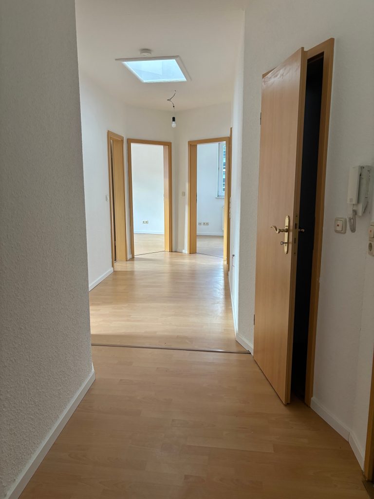Immobilienangebot - Gera - Alle - Ruhiges Wohnen im Zentrum Geras: 3-Zimmer-Wohnung mit Tageslichtbad und Garage / Außenstellplatz