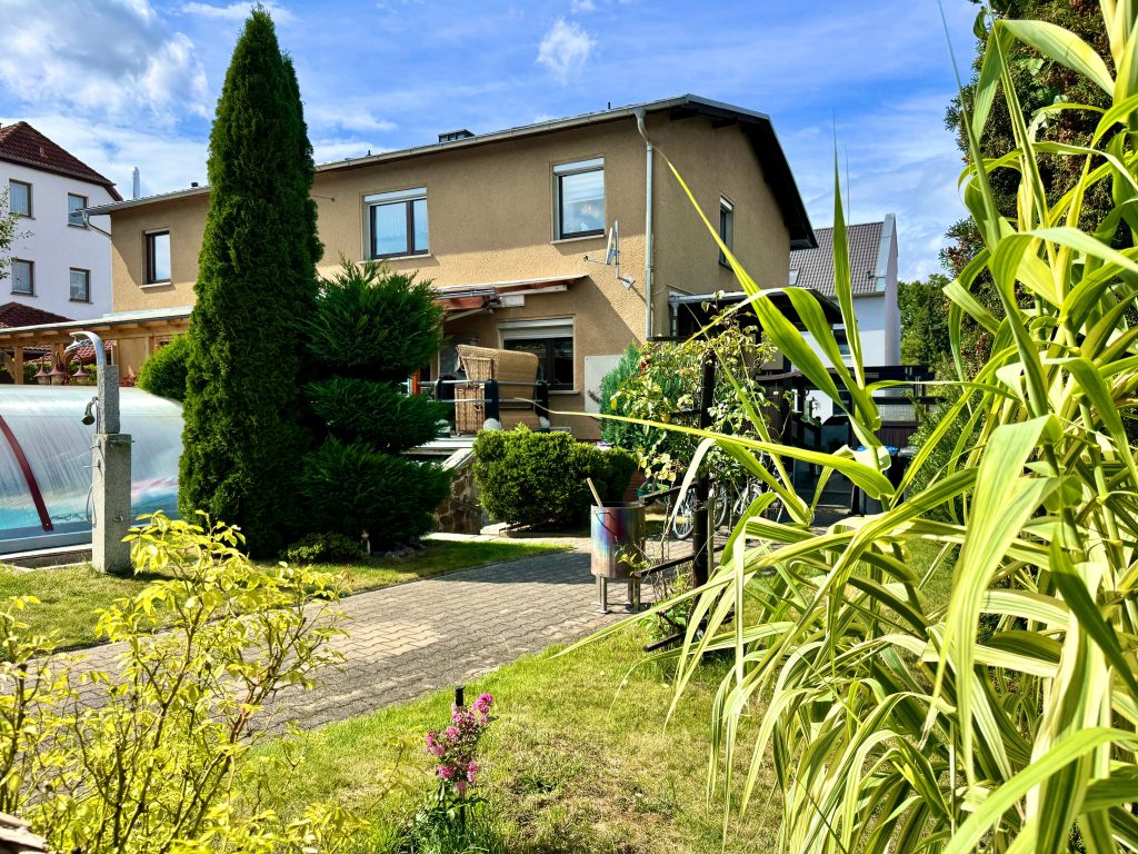 Immobilienangebot - Weida - Alle - Liebevoll gepflegte Doppelhaushälfte mit Pool & Partyhütte in beliebter Lage Weidas