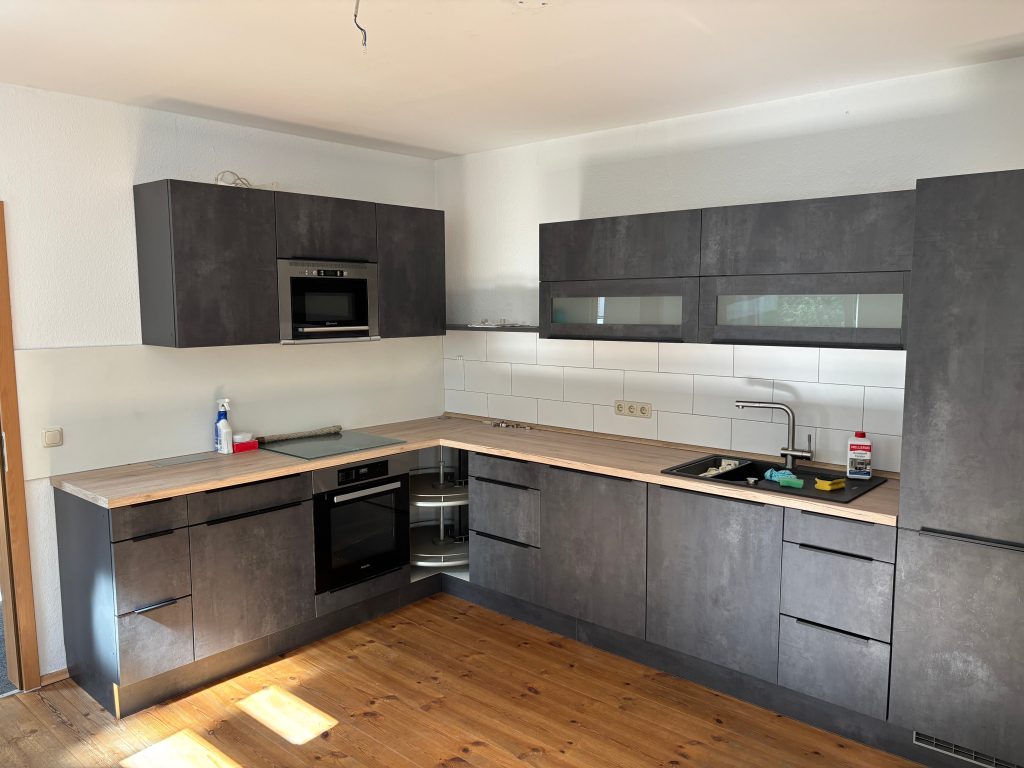 Immobilienangebot - Gera - Alle - 4-Zimmer-Maisonette mit hochwertiger Einbauküche, 2 Bädern und Stellplatz im Zentrum Geras