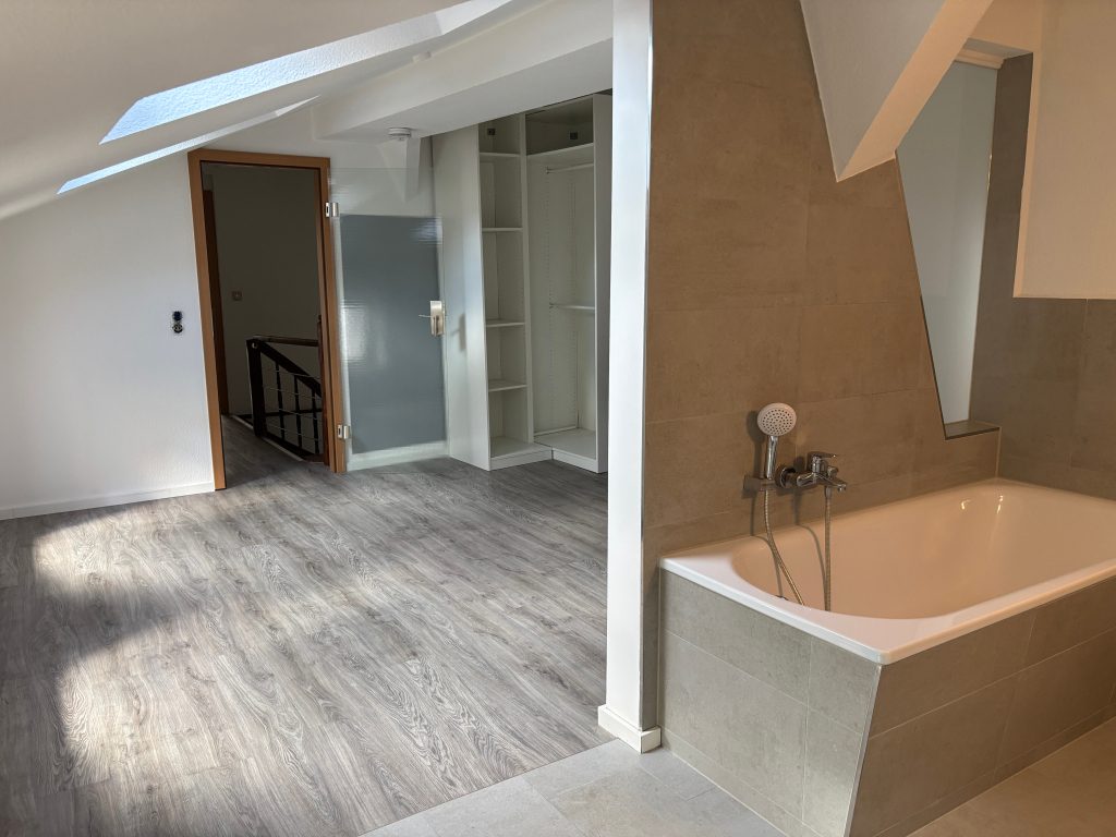 Immobilienangebot - Gera - Alle - 4-Zimmer-Maisonette mit hochwertiger Einbauküche, 2 Bädern und Stellplatz im Zentrum Geras