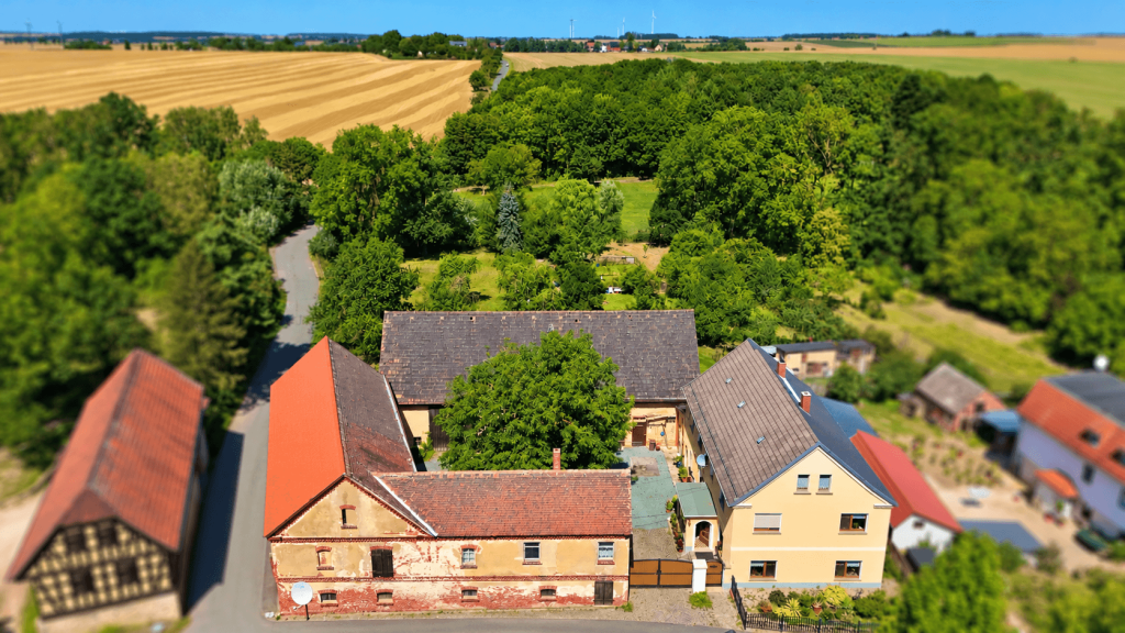 Immobilienangebot - Großenstein - Alle - Landleben mit Freiraum – großzügiger Vierseitenhof für Familie, Tiere & mehrere Generationen
