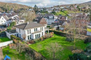 Exklusive-freistehende-Villa-auf-grossem-Grundstueck-in-Oberdollendorf-1