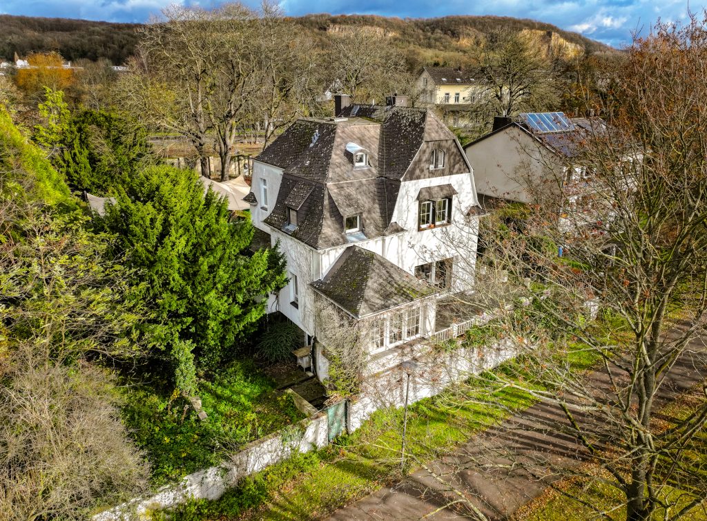 Immobilienangebot - Bonn - Alle - Herrschaftliche Direktorenvilla auf einzigartigem Grundstück in 1. Rheinlage von Bonn - Oberkassel