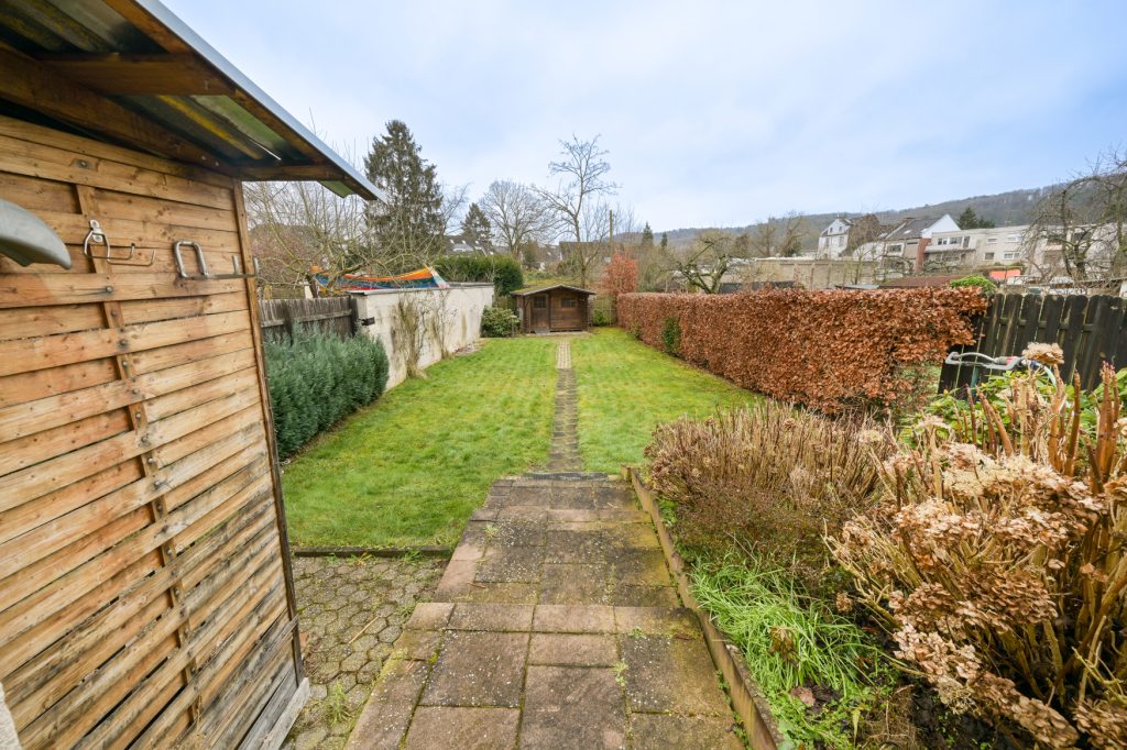 Immobilienangebot - Bonn / Dottendorf - Alle - Solides Einfamilienhaus zur Modernisierung auf großem Grundstück in beliebter Lage von Dottendorf
