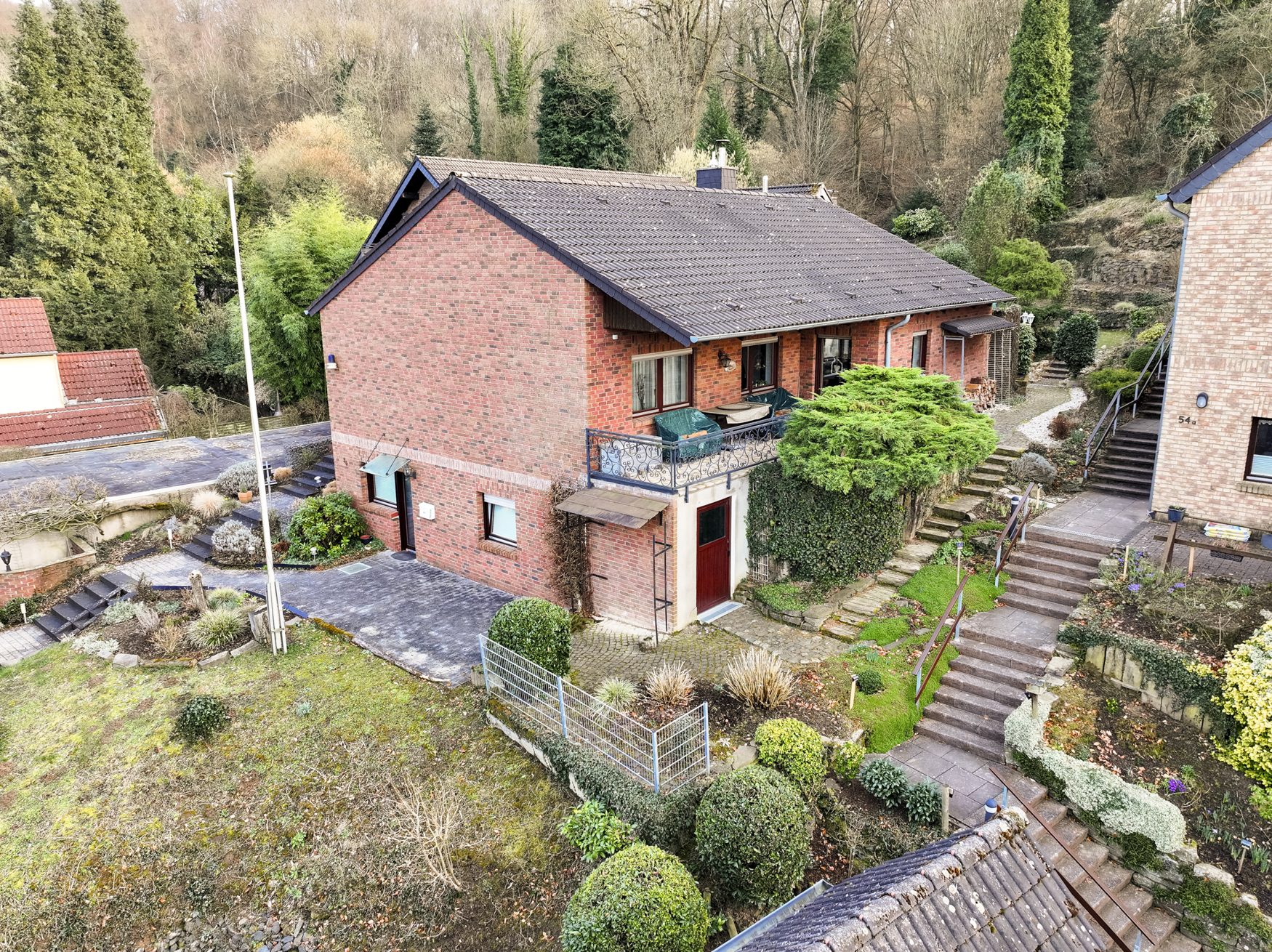 Immobilienangebot - Königswinter - Alle - Charmantes Einfamilienhaus auf großem Grundstück mit PKW-Doppelgarage in Top-Lage von Oberdollendorf