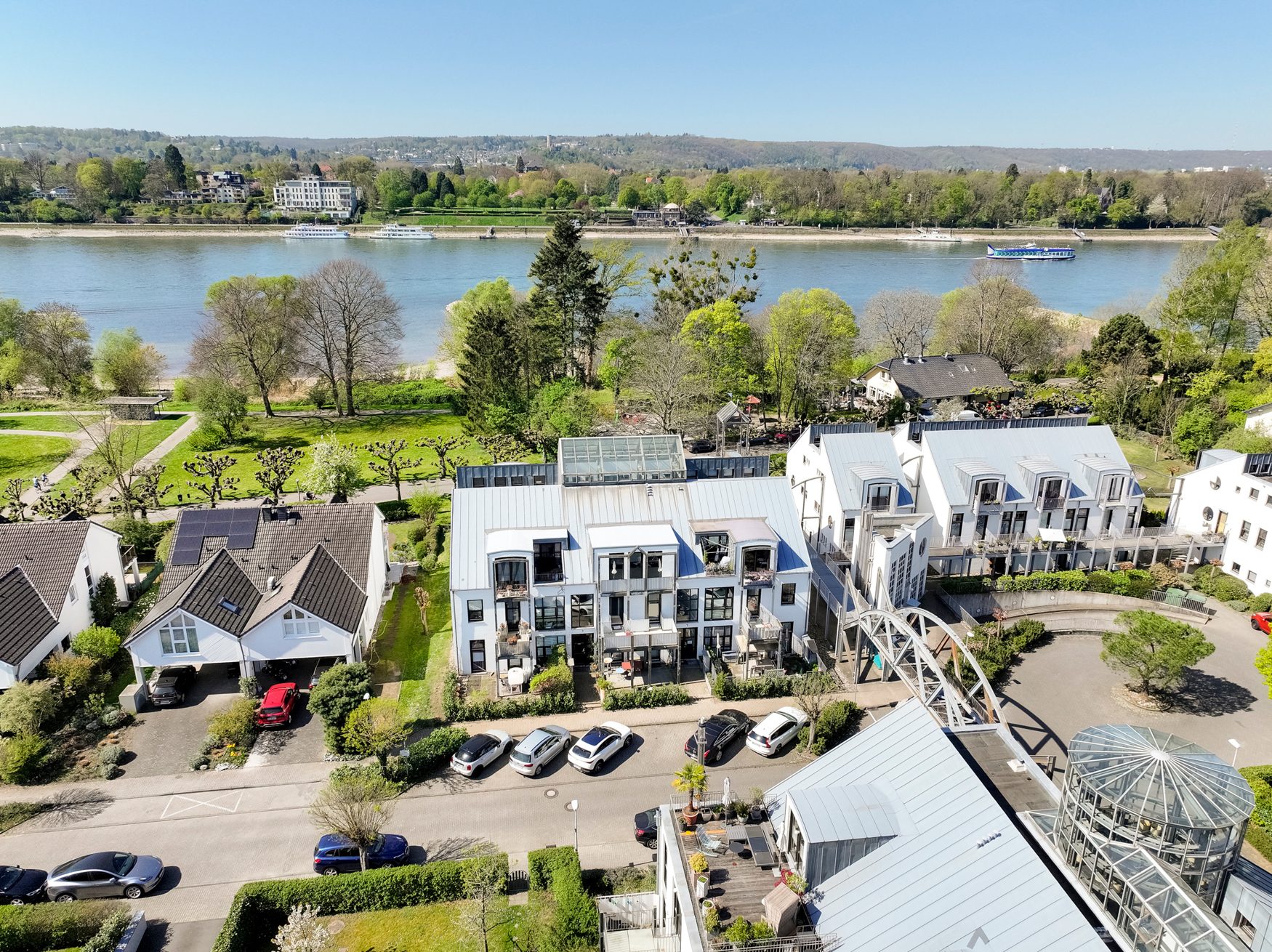 Immobilienangebot - Königswinter - Alle - Großzügige Maisonette-Wohnung mit zwei Balkonen, Einbauküche und TG-Stellplatz in direkter Rheinlage