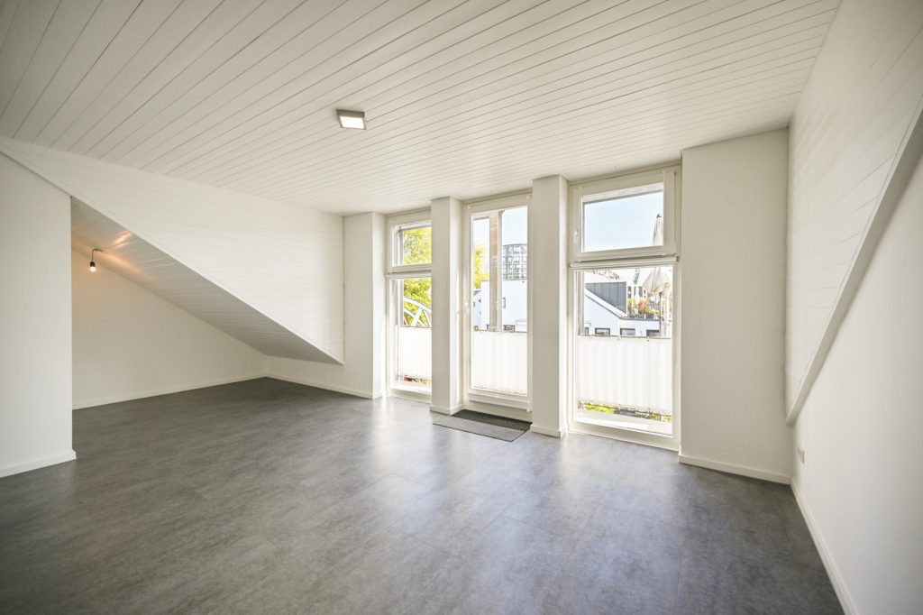 Immobilienangebot - Königswinter - Alle - Großzügige Maisonette-Wohnung mit zwei Balkonen, Einbauküche und TG-Stellplatz in direkter Rheinlage