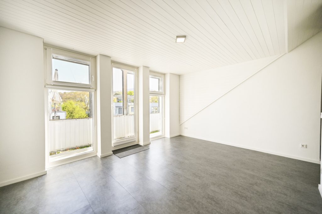 Immobilienangebot - Königswinter - Alle - Großzügige Maisonette-Wohnung mit zwei Balkonen, Einbauküche und TG-Stellplatz in direkter Rheinlage