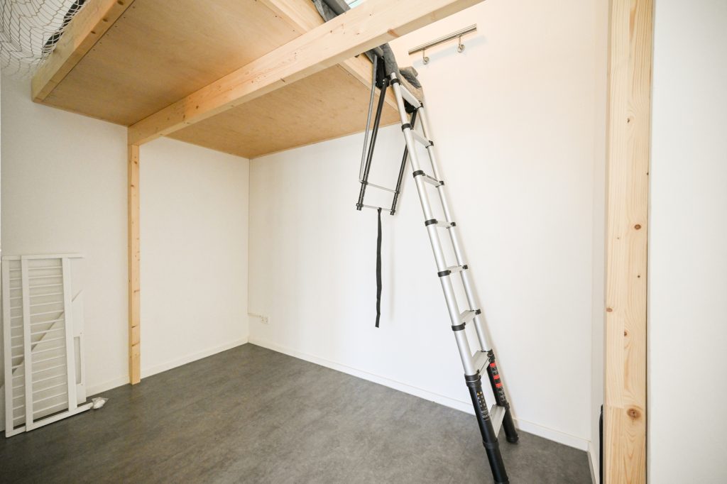 Immobilienangebot - Königswinter - Alle - Großzügige Maisonette-Wohnung mit zwei Balkonen, Einbauküche und TG-Stellplatz in direkter Rheinlage