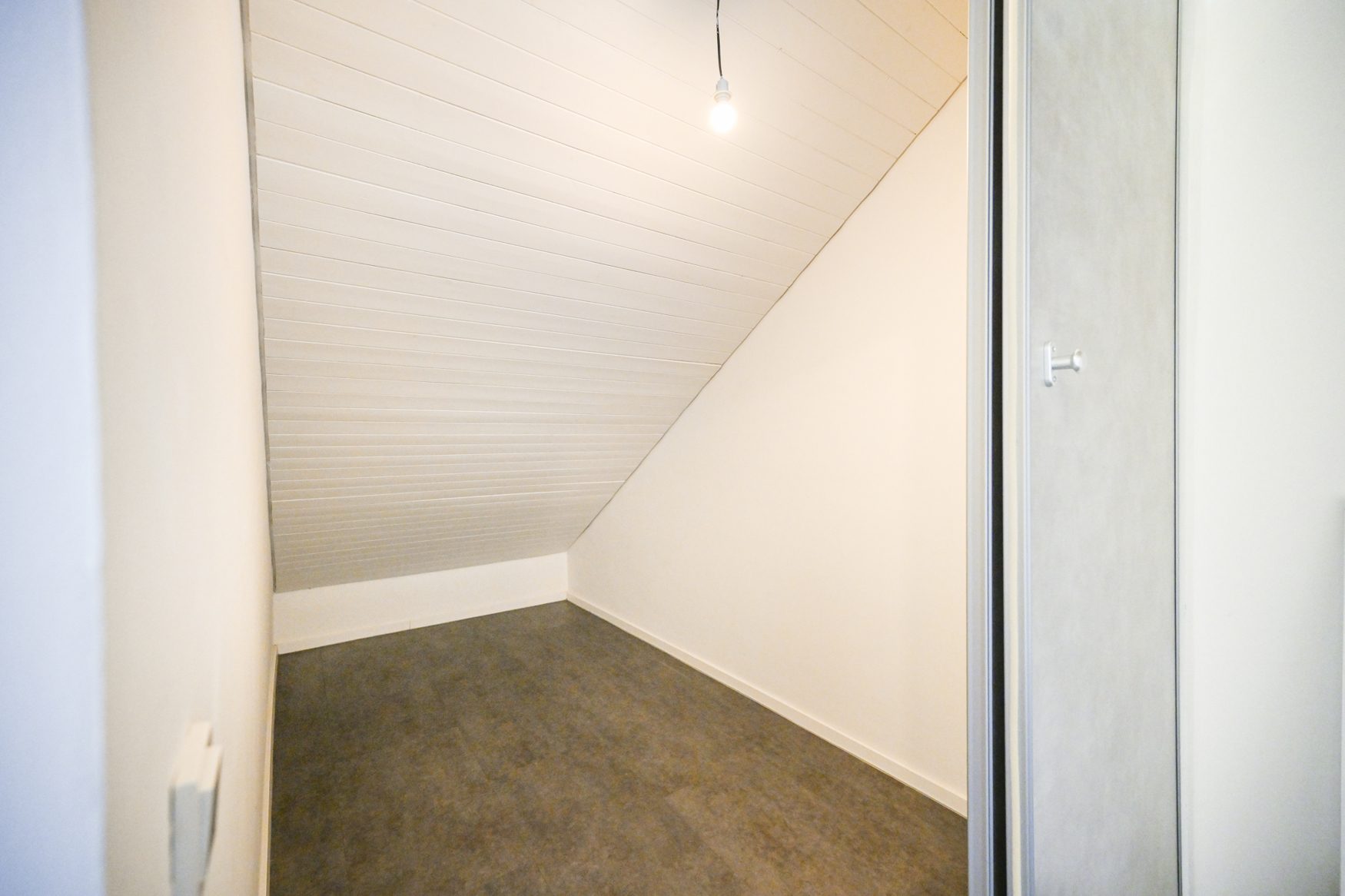 Immobilienangebot - Königswinter - Alle - Großzügige Maisonette-Wohnung mit zwei Balkonen, Einbauküche und TG-Stellplatz in direkter Rheinlage