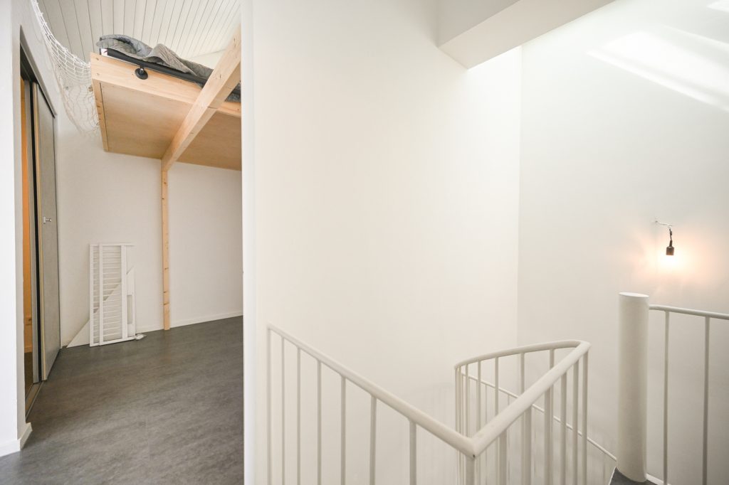 Immobilienangebot - Königswinter - Alle - Großzügige Maisonette-Wohnung mit zwei Balkonen, Einbauküche und TG-Stellplatz in direkter Rheinlage