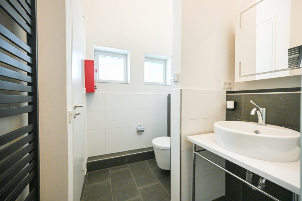 Immobilienangebot - Königswinter - Alle - Großzügige Maisonette-Wohnung mit zwei Balkonen, Einbauküche und TG-Stellplatz in direkter Rheinlage