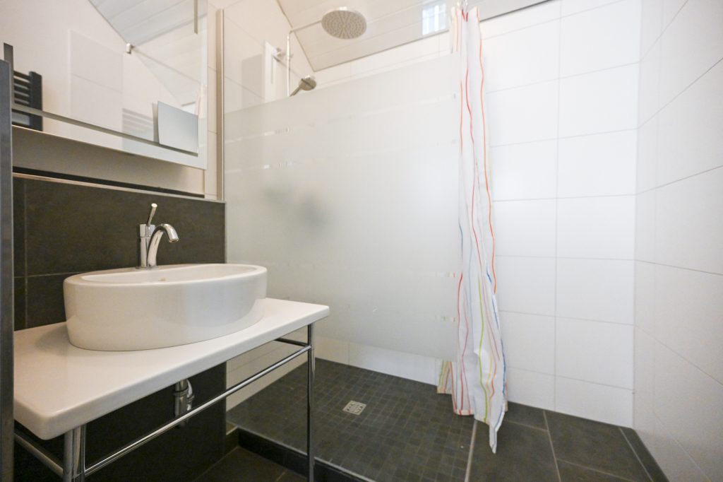 Immobilienangebot - Königswinter - Alle - Großzügige Maisonette-Wohnung mit zwei Balkonen, Einbauküche und TG-Stellplatz in direkter Rheinlage
