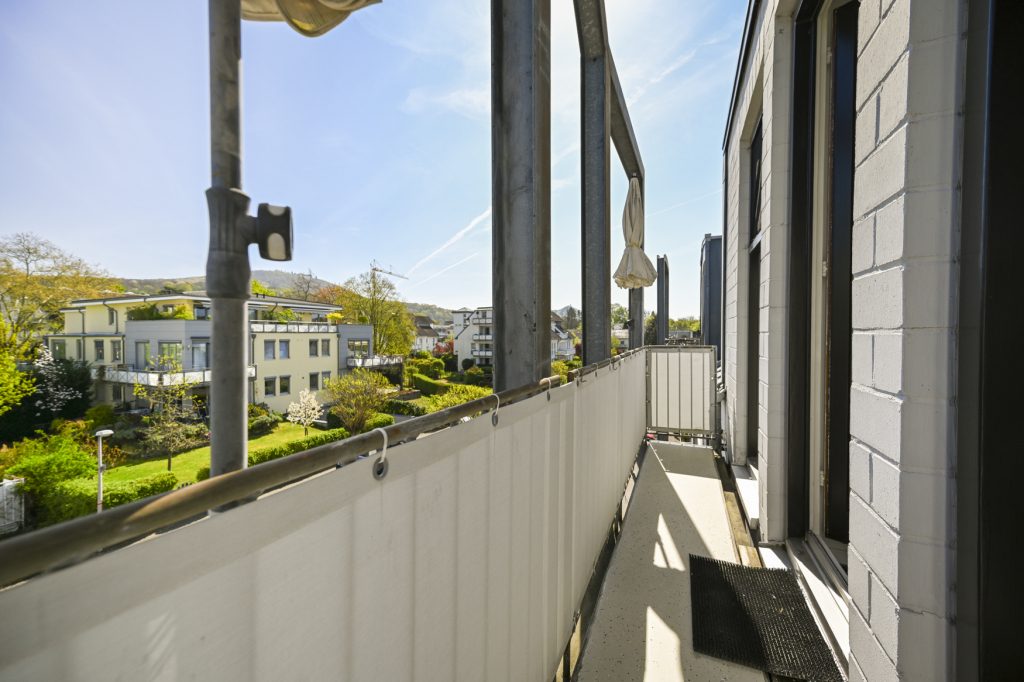 Immobilienangebot - Königswinter - Alle - Großzügige Maisonette-Wohnung mit zwei Balkonen, Einbauküche und TG-Stellplatz in direkter Rheinlage