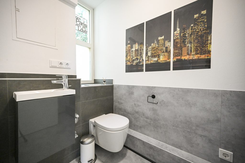 Immobilienangebot - Königswinter - Alle - Großzügige Maisonette-Wohnung mit zwei Balkonen, Einbauküche und TG-Stellplatz in direkter Rheinlage