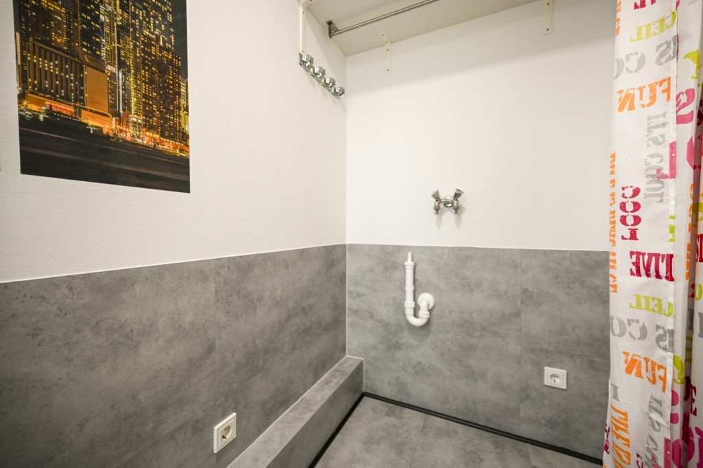 Immobilienangebot - Königswinter - Alle - Großzügige Maisonette-Wohnung mit zwei Balkonen, Einbauküche und TG-Stellplatz in direkter Rheinlage